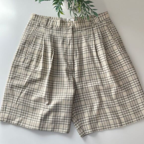 Bette & Court dress shorts.  Size 10.  Plaid. Pockets at sides and back - Picture 1 of 5